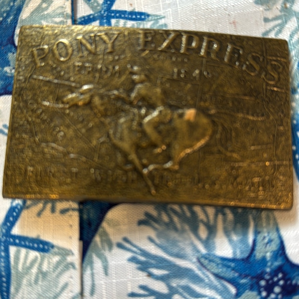 VTG PONY EXPRESS 1849 BRASS BELT BUCKLE FIRST WITH THE U.S. MAIL Map Background
